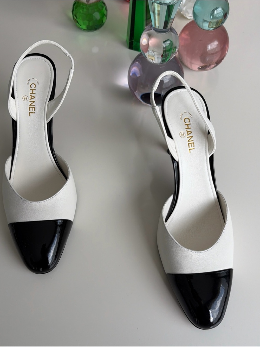 26A Chanel Lambskin & Patent Calfskin White & Black Apple Slingback 38.5 New - Picture 15 of 16